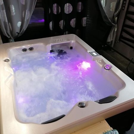 Chambre Avec Spa Et Sauna Privatises Bourg-en-Bresse Buitenkant foto